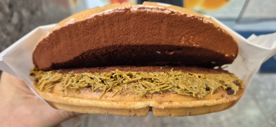 와플대학에서 두바이초코 스노우와플을 먹어봤습니다._3.webp