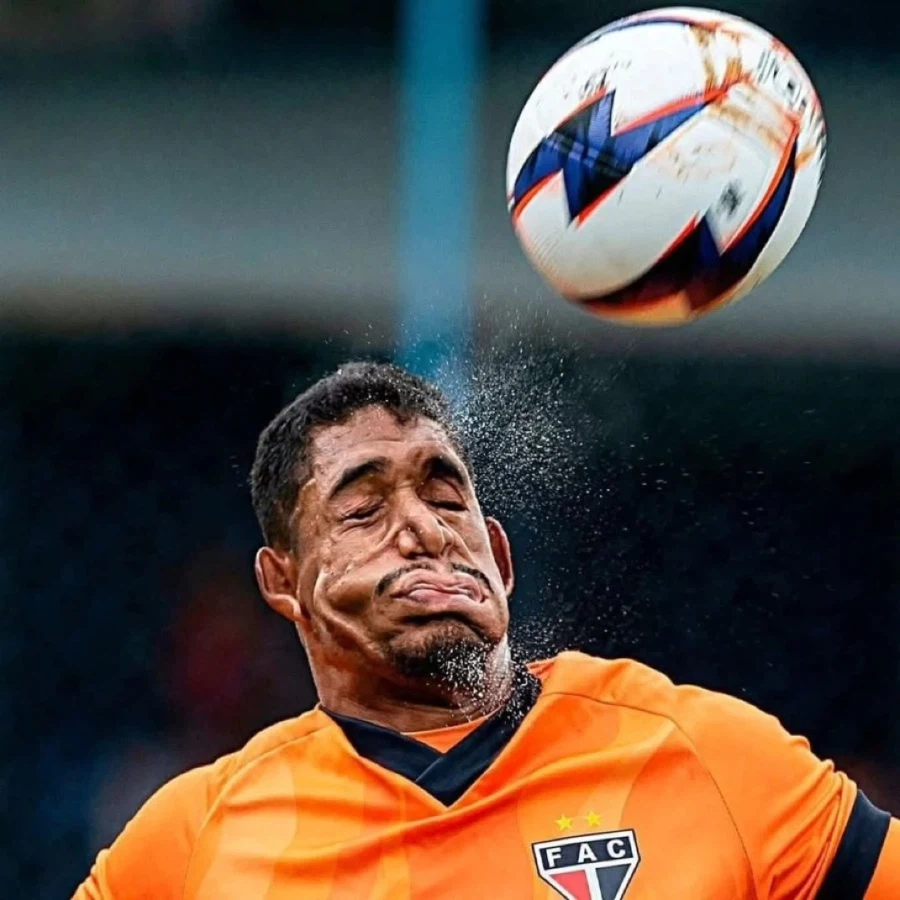 축구 경기에서 파워슛을 얼굴로 막았을 때 순간포착_1.webp