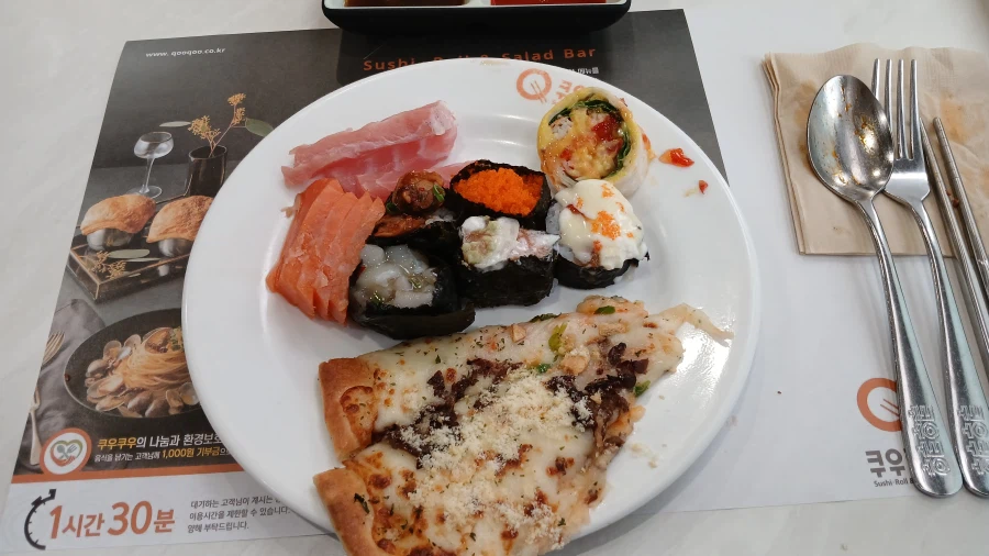 쿠우쿠우인데 저 쪽에 아저씨 혼자 왔어요. 친없돼인가._2.webp