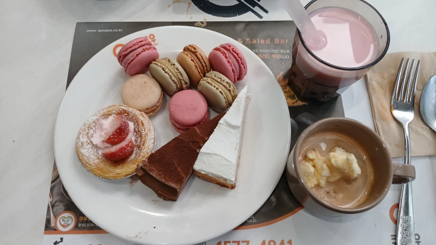 쿠우쿠우인데 저 쪽에 아저씨 혼자 왔어요. 친없돼인가._5.webp