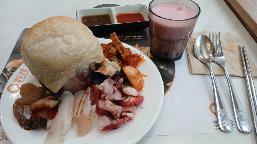 쿠우쿠우인데 저 쪽에 아저씨 혼자 왔어요. 친없돼인가._3.webp