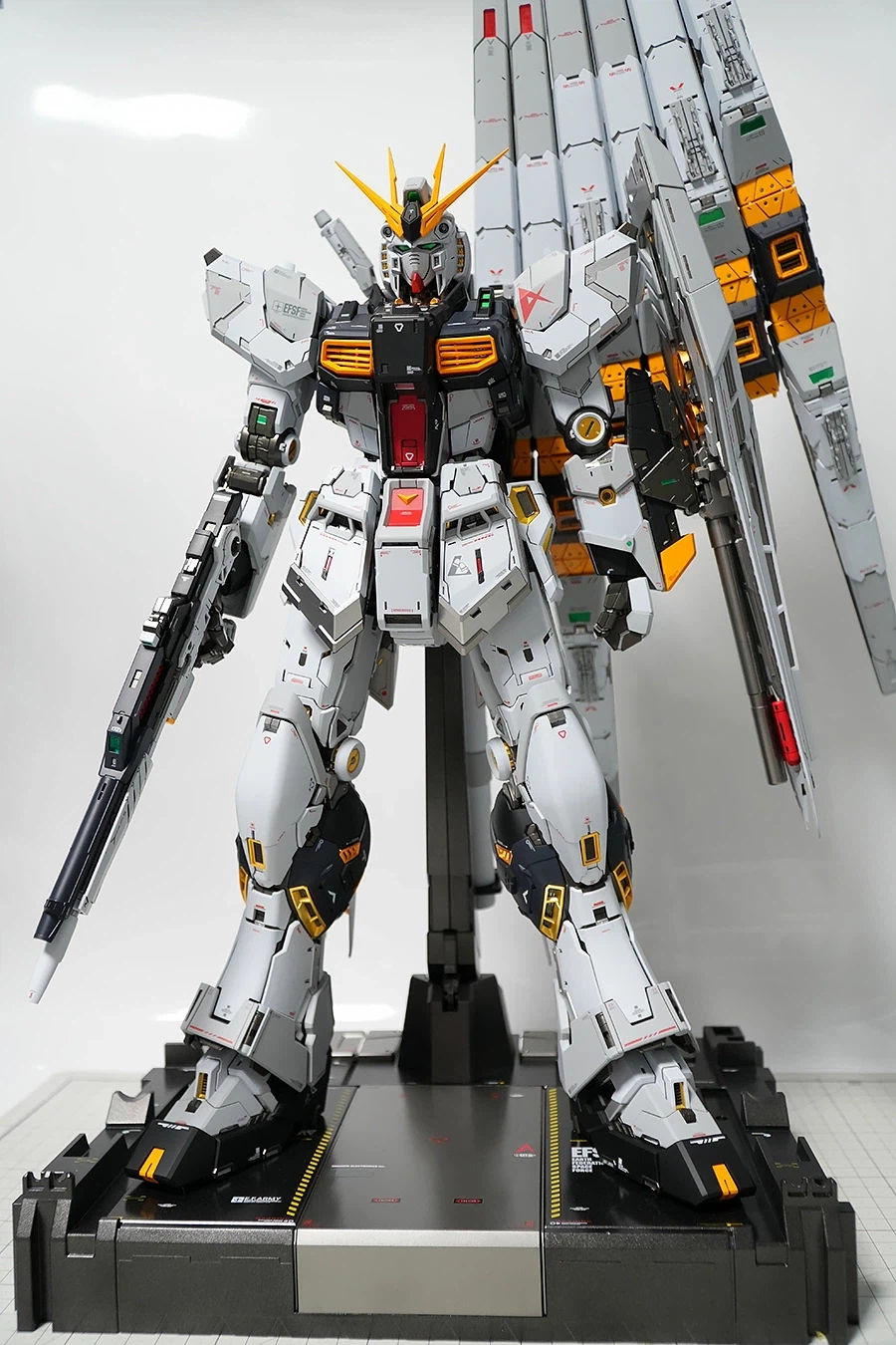 PGU RX-93 뉴건담 도색완성_2.webp