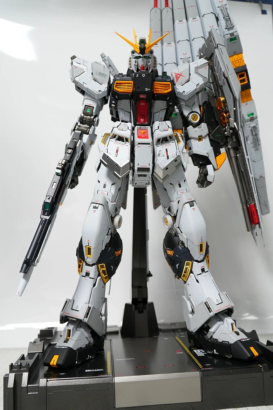 PGU RX-93 뉴건담 도색완성_3.webp