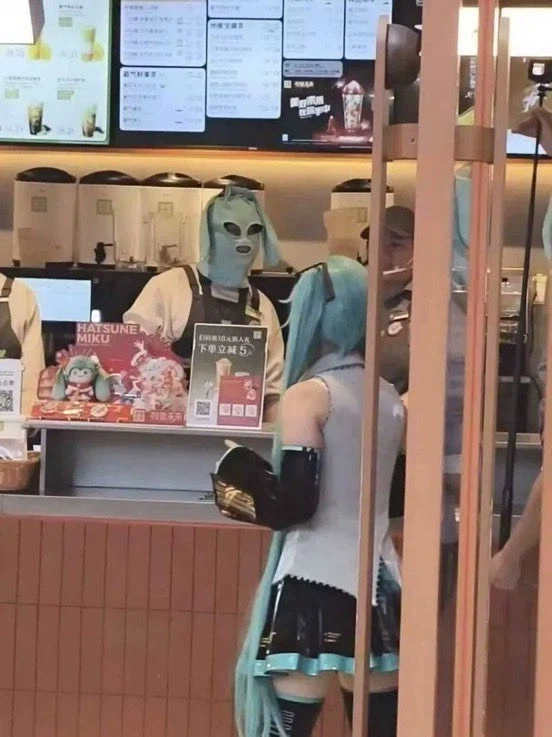 일본 미쿠 콜라보 점포 점원 근황_1.webp