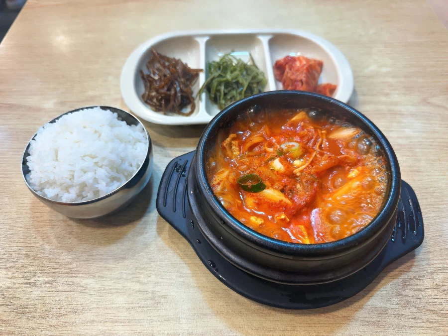 [음식] 3일 내내 김밥천국의 김치찌개 먹으러 간 일본인_2.webp