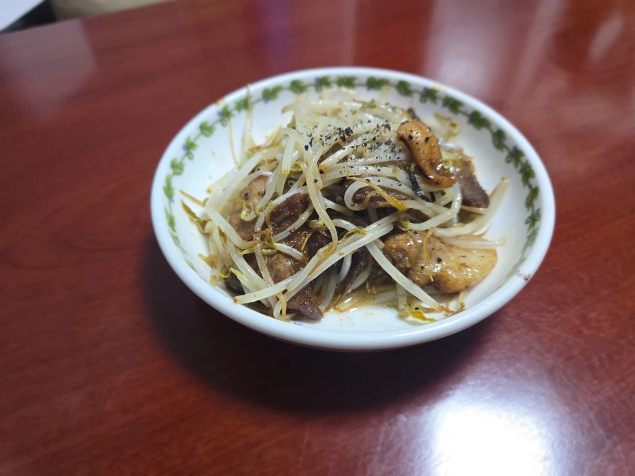 오늘의 식탁 - 떡만둣국, 돼지해물숙주볶음_1.webp