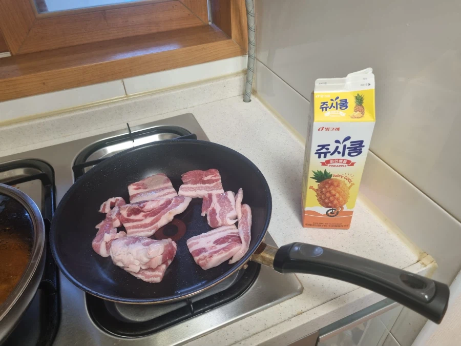 [돼억시니] 삼겹살 + 쿨피스_2.webp