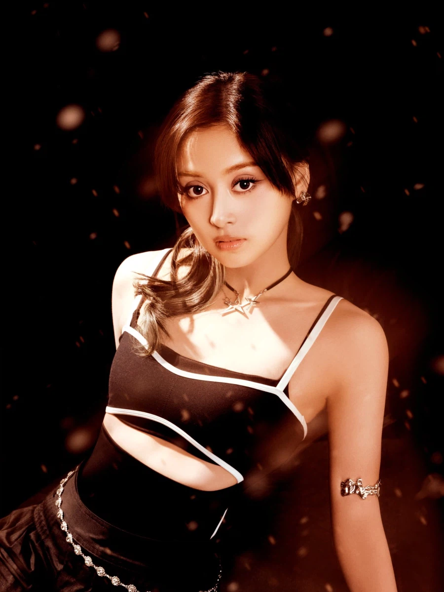 [앳하트] Shut Up MV 비하인드 + Butterfly Doors 컨셉포토_5.webp