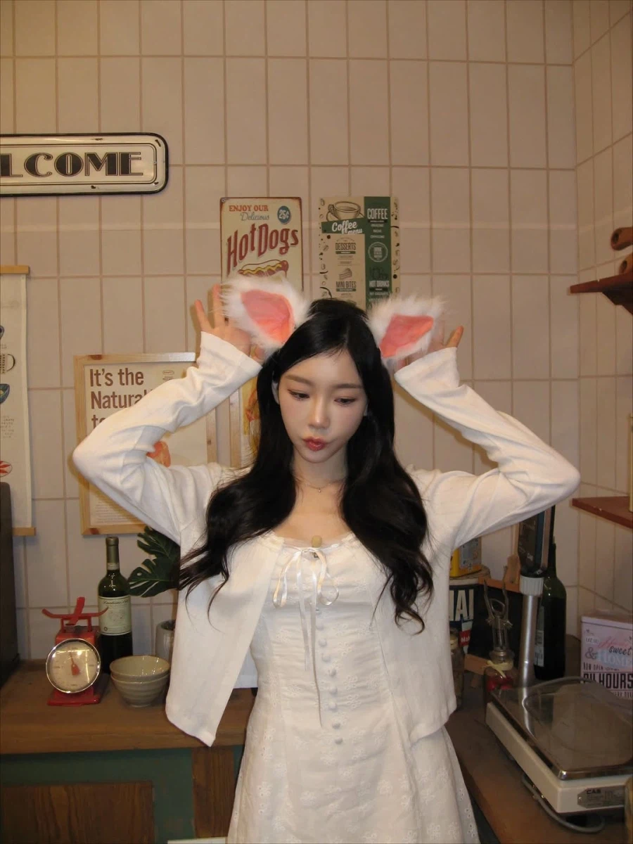 [탱] 태연, 털귀+꽃자수 미니 원피스 … 봄무드 여신의 깜찍 변신_2.webp