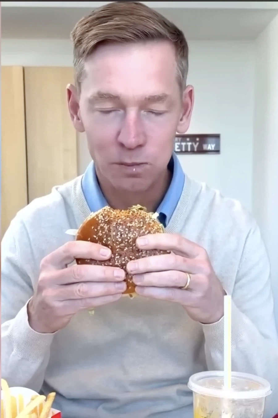 깨작 먹방영상으로 조롱 당하고 있는 맥날CEO_2.webp