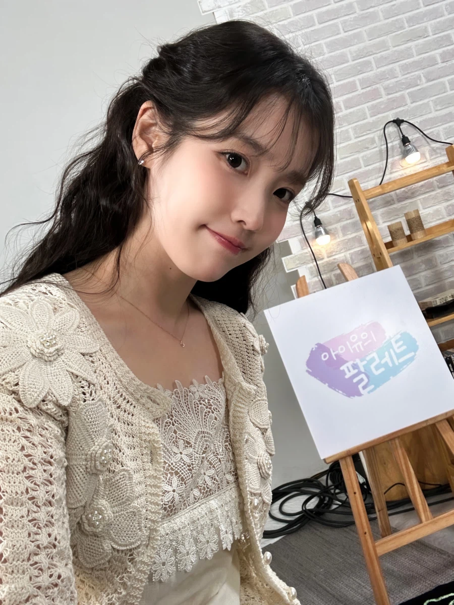 [아이유의 팔레트🎨] Ep.34 우즈 편 비하인드 셀카 사진 보정_3.webp