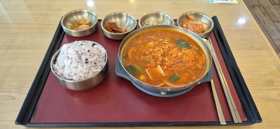 장안 휴게소에서 간만에 놀부부대찌개를 먹고 왔습니다._1.webp