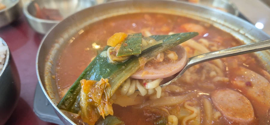 장안 휴게소에서 간만에 놀부부대찌개를 먹고 왔습니다._8.webp