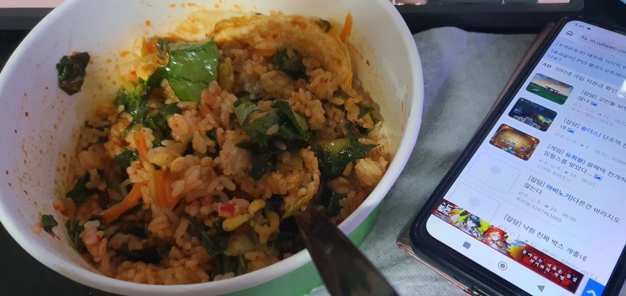 다섯시밖에 안됐는데 비빔밥을 먹는 사람이 어딨어_1.webp