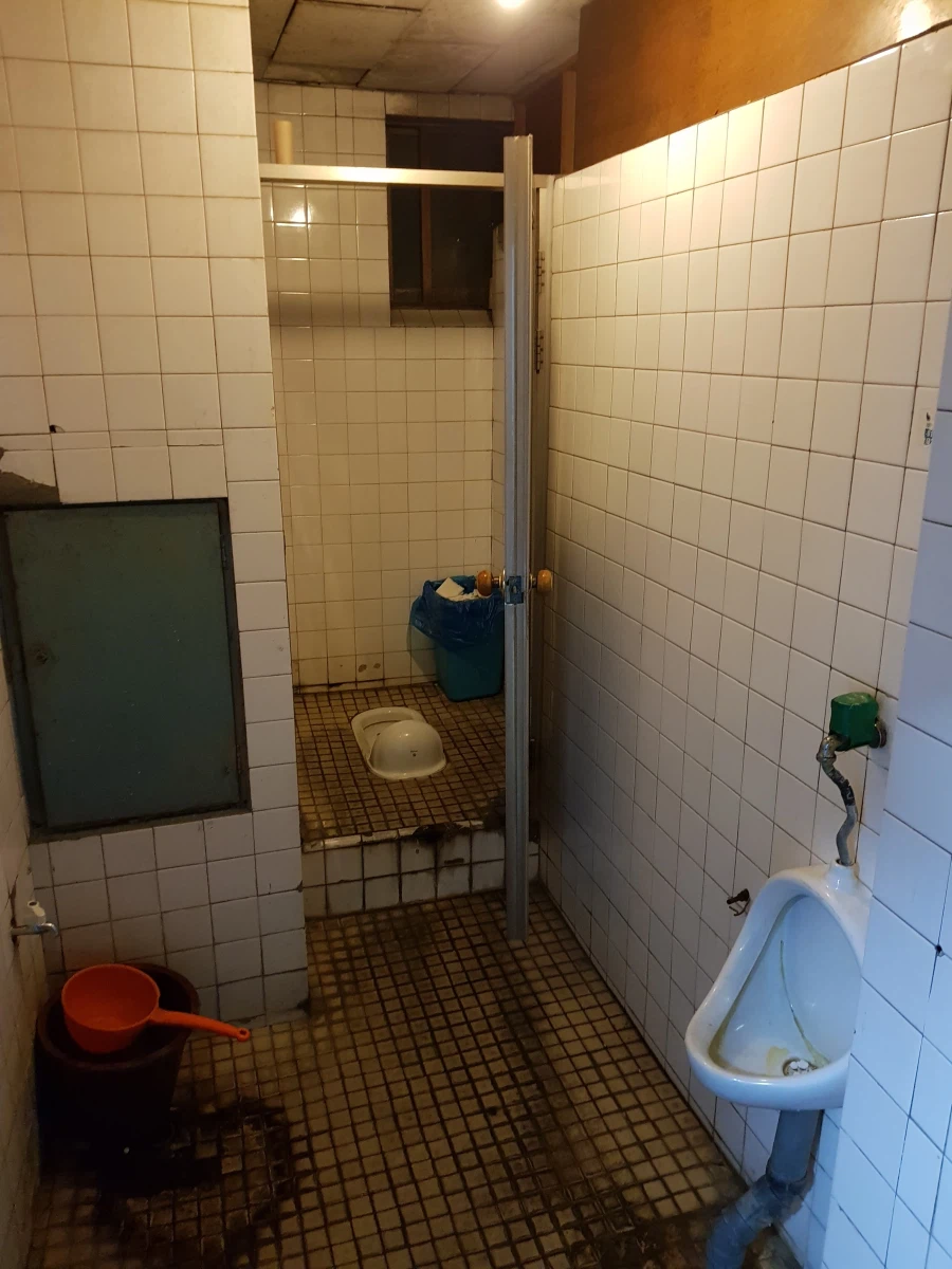 연봉 협상 잘 됐고 직무도 좋은데 화장실에 가봤더니_1.webp