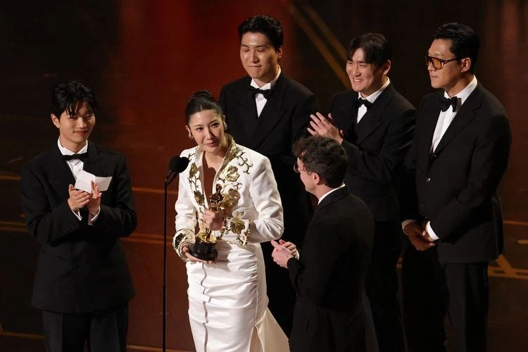 인종차별 아냐?…아카데미 '케데헌' 수상소감 강제 중단 논란_1.webp