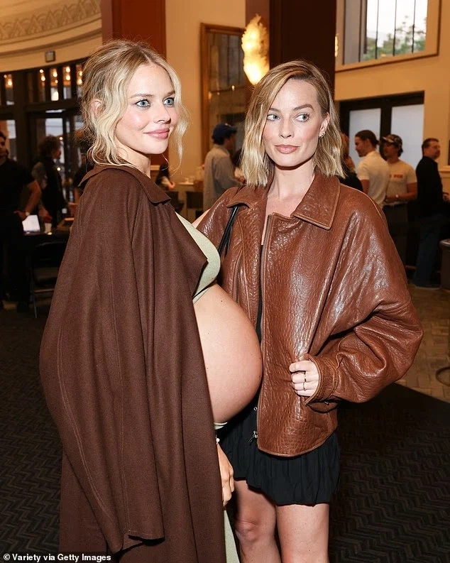 '레디 오어 낫 2' LA 프리미어에서 만난 사마라 위빙과 마고 로비_2.webp