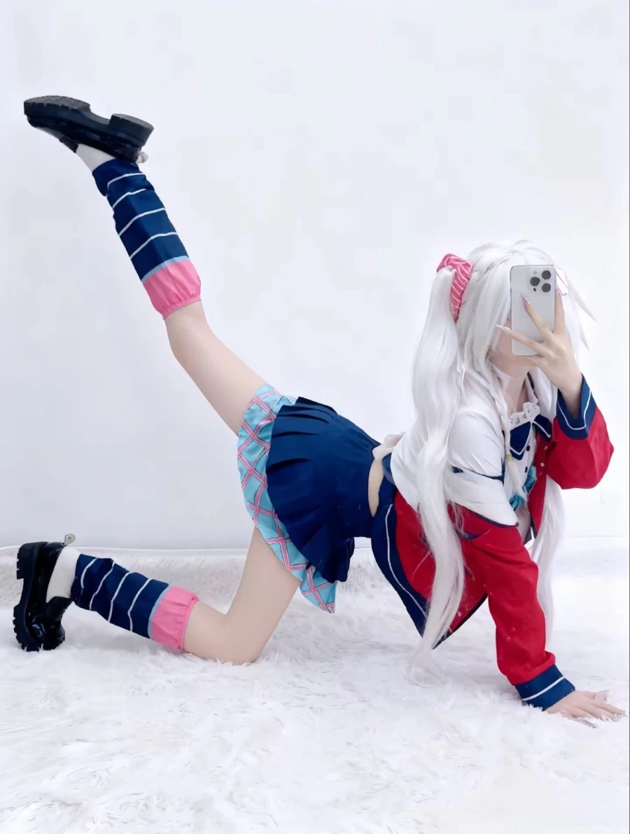 다리를 가만히 놔두지 않는 코스어.jpg_9.webp