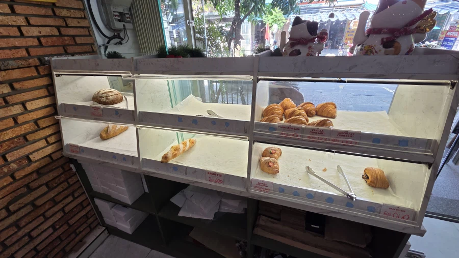 베트남) 유명한 빵집 이래서 와봣는데 애매하네_3.webp