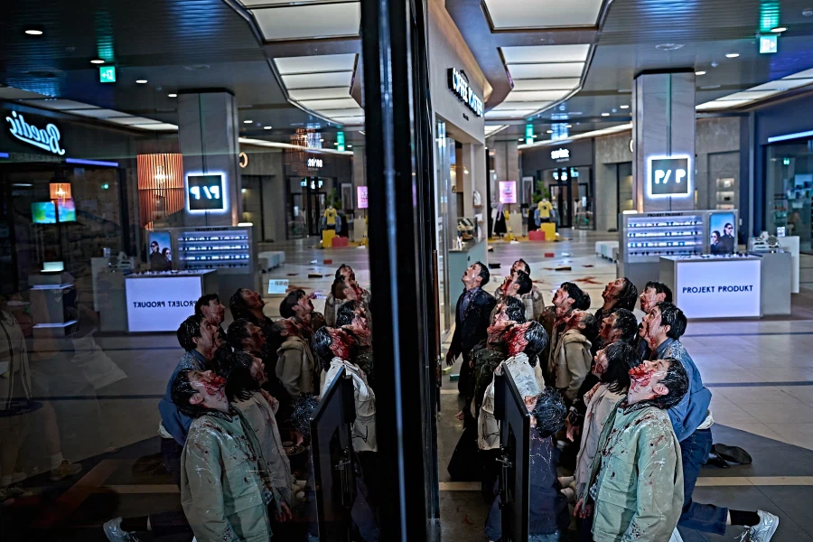 연상호 감독의 '군체' 런칭 스틸 공개_5.webp