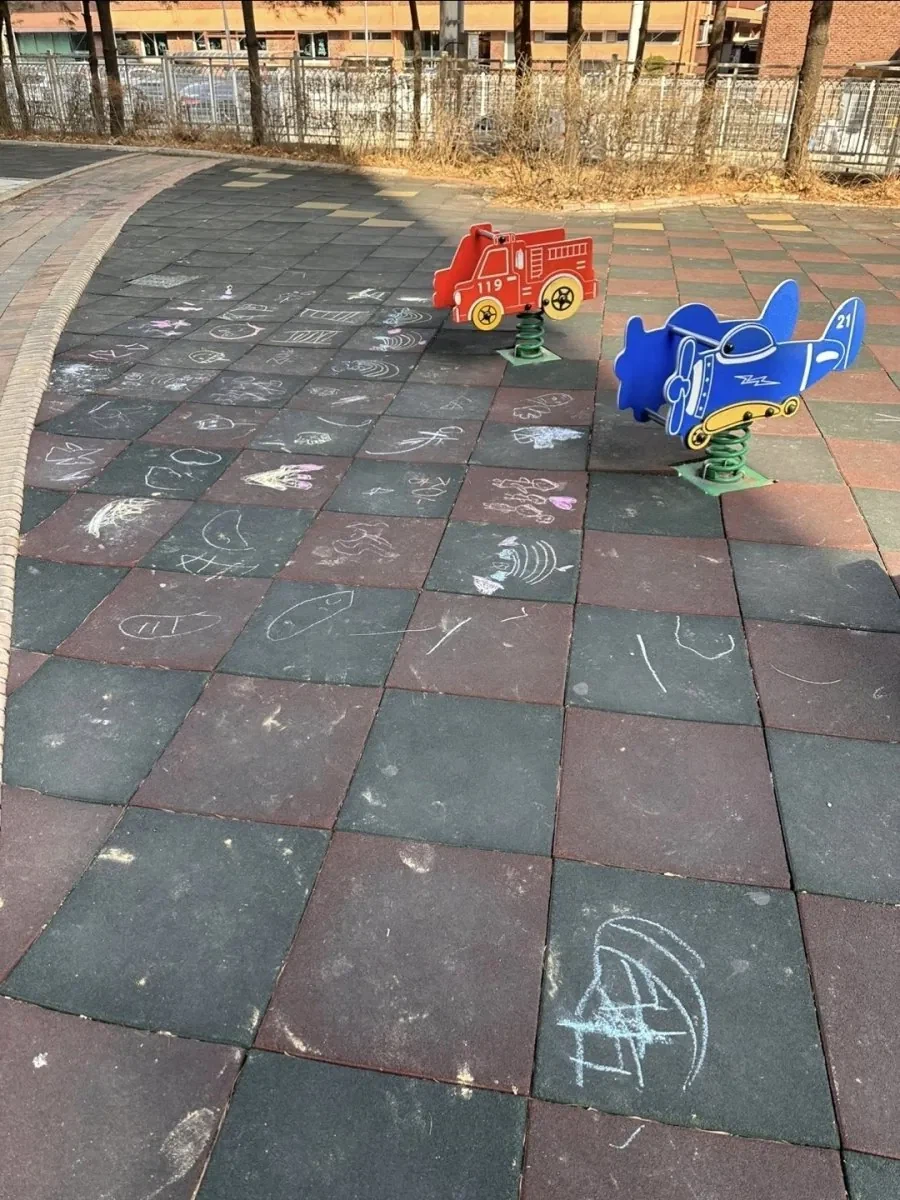 아파트 단지 어린이 놀이터 낙서 논란.jpg_2.webp