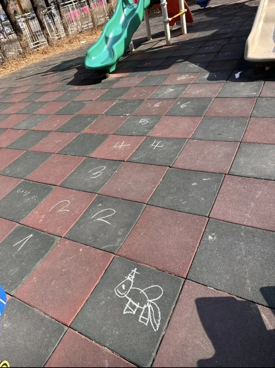 아파트 단지 어린이 놀이터 낙서 논란.jpg_3.webp