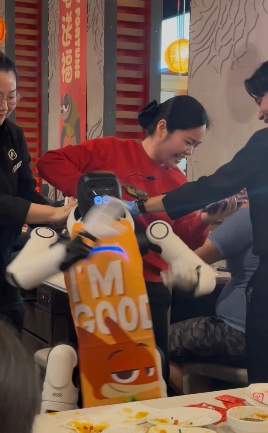 춤 춰주는 로봇_1.webp