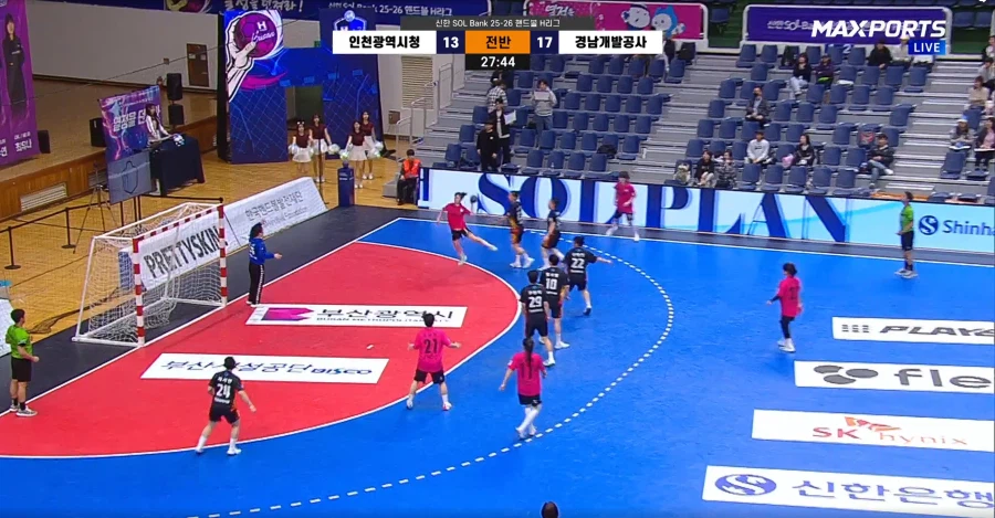 막내 여동생이 어제 프로 핸드볼 리그에서 6골을 넣으며 팀의 승리를 견인했습니다._38.webp