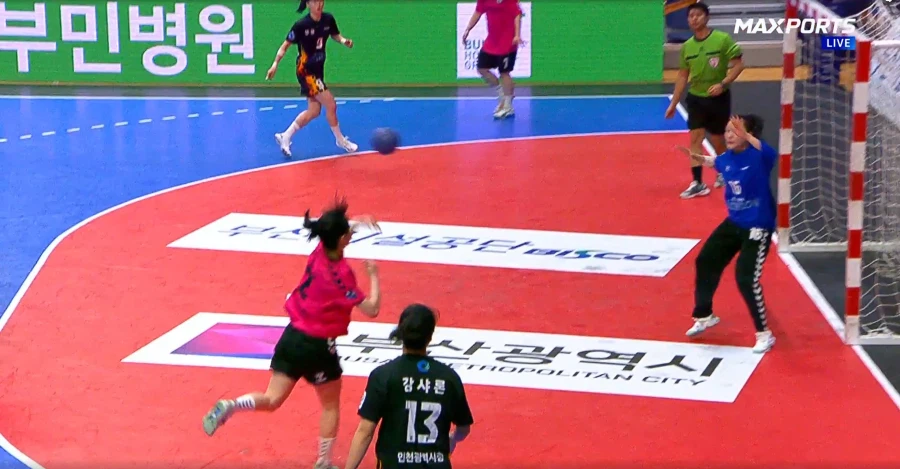 막내 여동생이 어제 프로 핸드볼 리그에서 6골을 넣으며 팀의 승리를 견인했습니다._63.webp