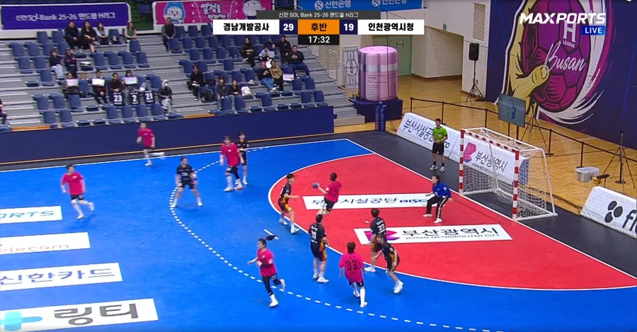 막내 여동생이 어제 프로 핸드볼 리그에서 6골을 넣으며 팀의 승리를 견인했습니다._77.webp