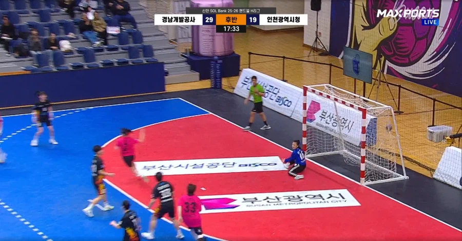 막내 여동생이 어제 프로 핸드볼 리그에서 6골을 넣으며 팀의 승리를 견인했습니다._83.webp