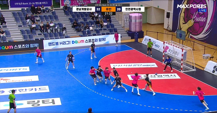 막내 여동생이 어제 프로 핸드볼 리그에서 6골을 넣으며 팀의 승리를 견인했습니다._90.webp