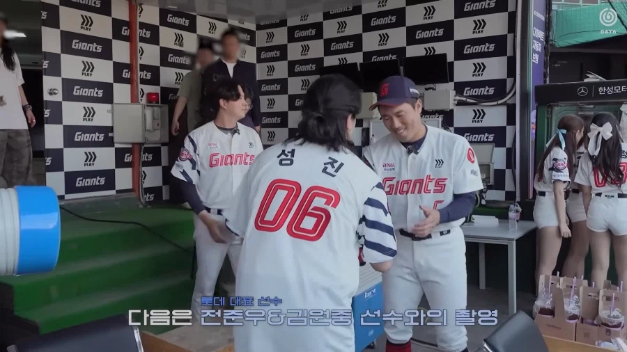 가수 하루종일 사직에 가두고 응원가 영상 찍은 꼴데..._3.webp