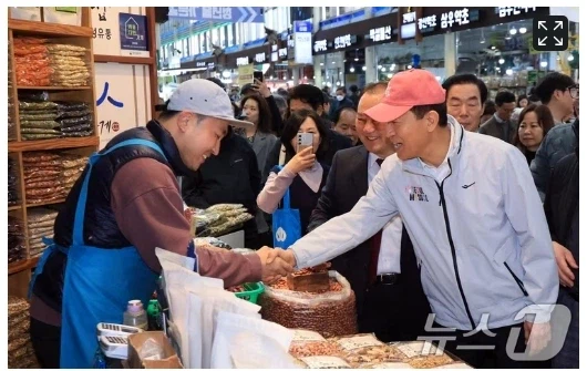 '빨강 대신 흰 점퍼' 국힘 후보… 거리두기_1.webp