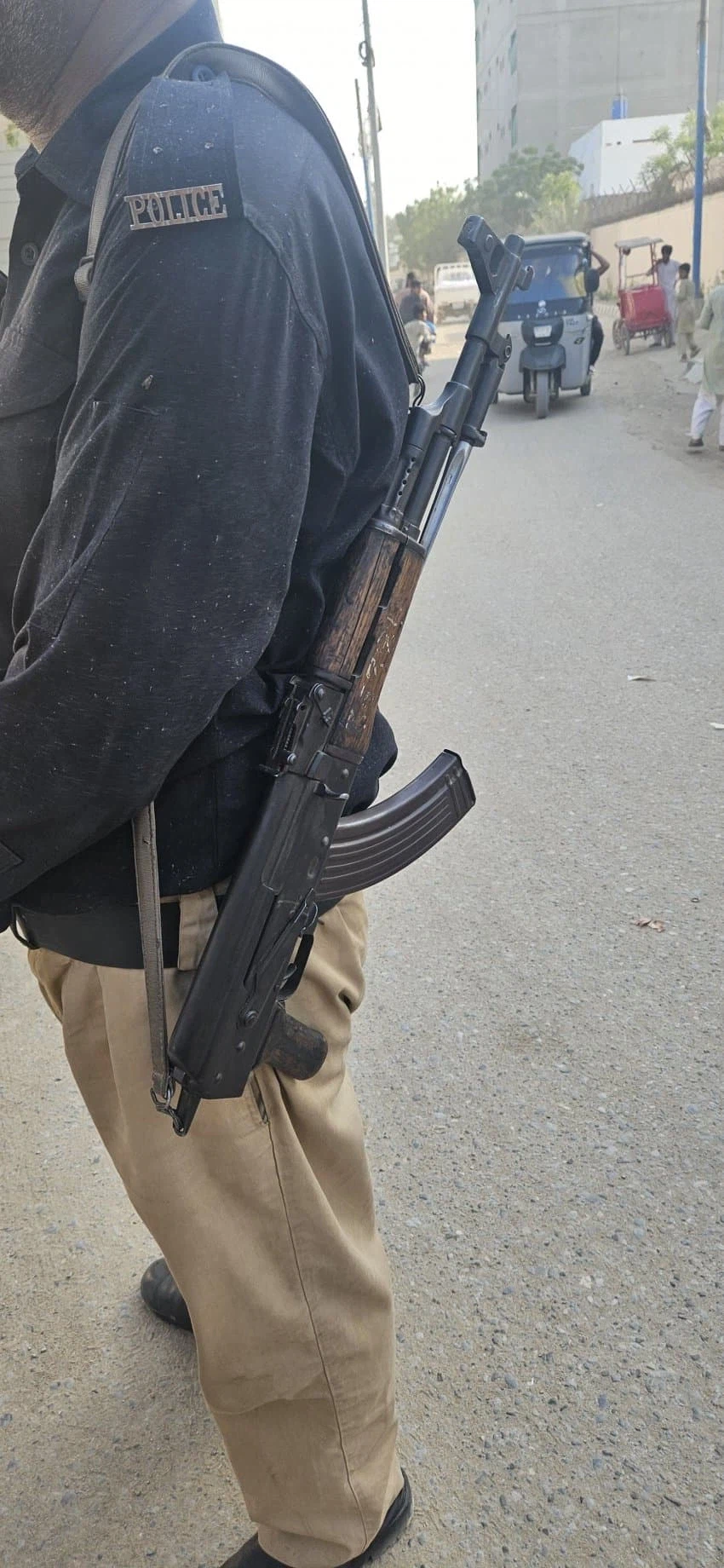 파키스탄에서 돈주고 경찰 고용함.jpe_6.webp