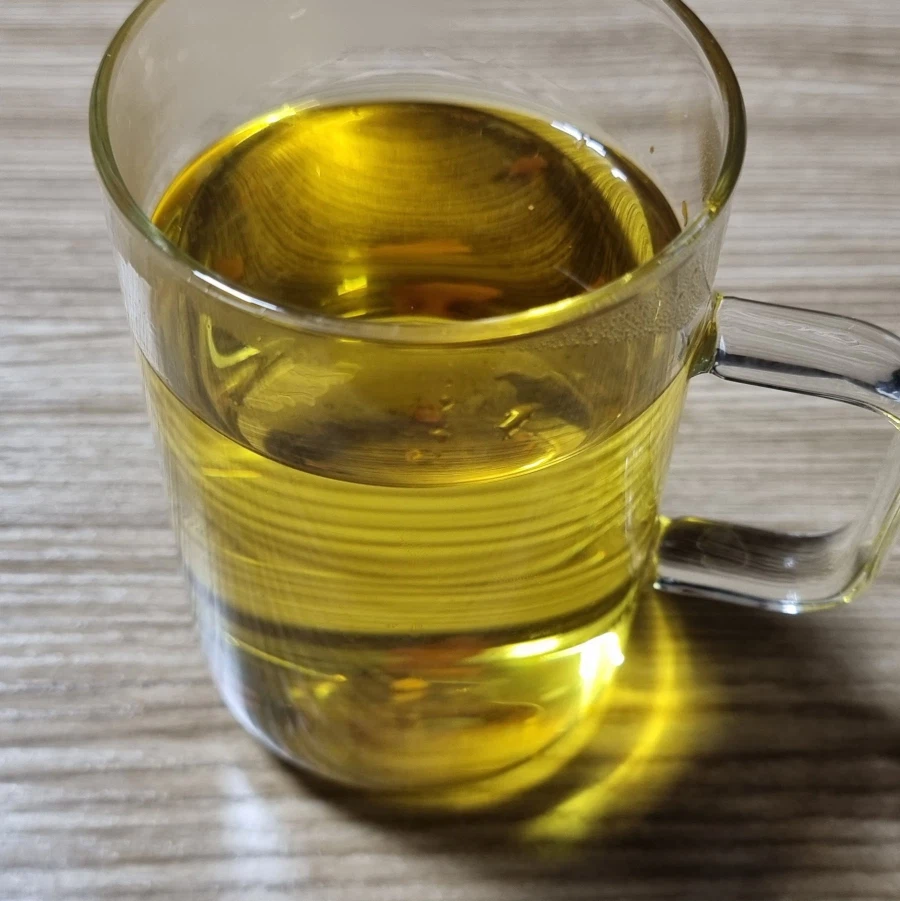 메리골드라는 꽃으로 만든 꽃차를 마시고 있다_1.webp