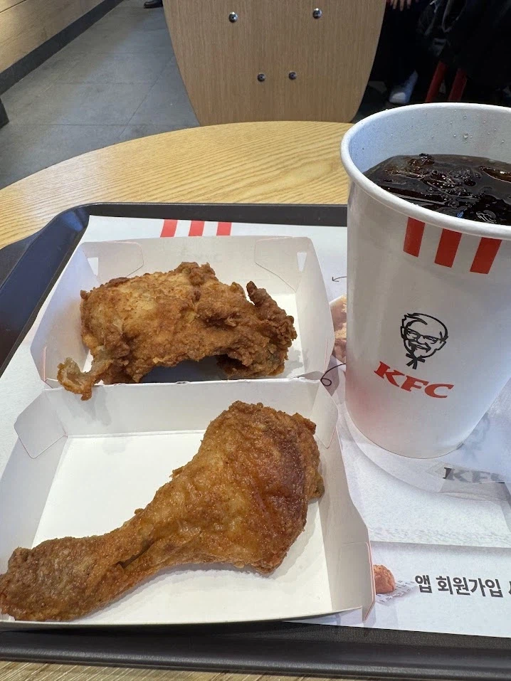 KFC 앞에서 먹은 맥도날드_2.webp