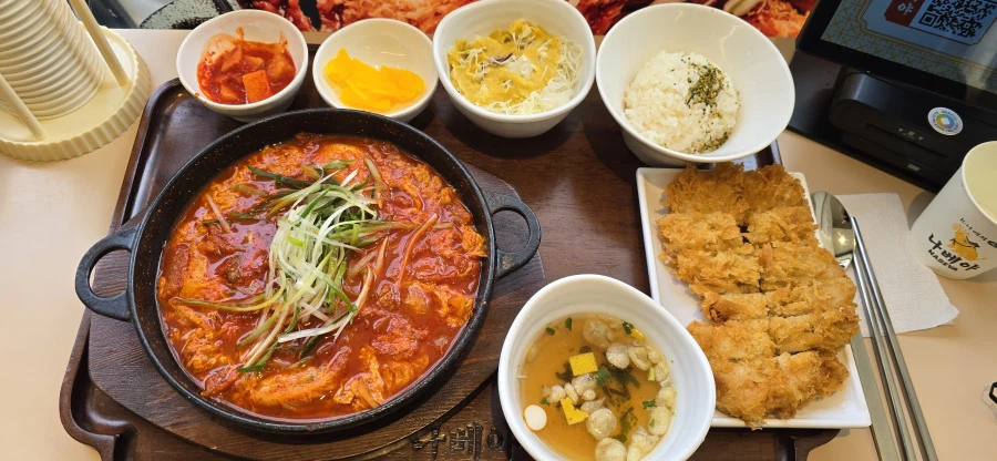 거대곰탕 서초점 / 나베야 평창김치나베_35.webp