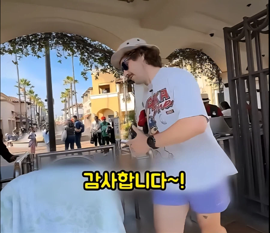 아기로 분장해서 공짜로 놀이공원 뚫기_24.webp