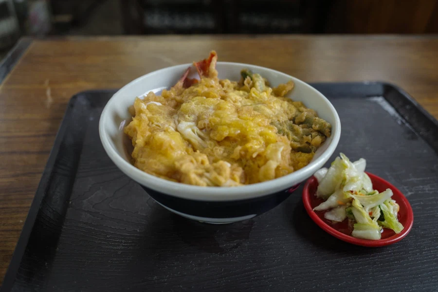 일본, 허름하고 자리 적은 식당의 텐동(튀김 덮밥) 🍤_4.webp