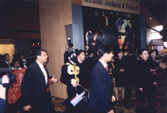 마이클 잭슨 공식 친필 싸인 CD & 스마일 싱글 & 직찍 사진_6.jpg