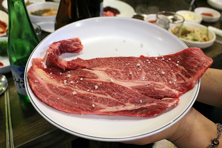 화식우와 마블링 가득한 투뿔 등심의 차이입니다