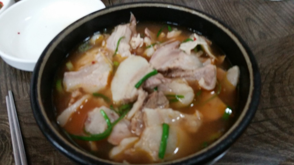 부산에 사는사람으로서 돼지국밥은 이정도는 되야 맛집이라 생각
