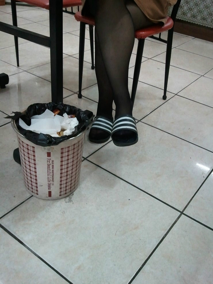 검정스타킹에 슬리퍼 발냄새죽음_1.jpg