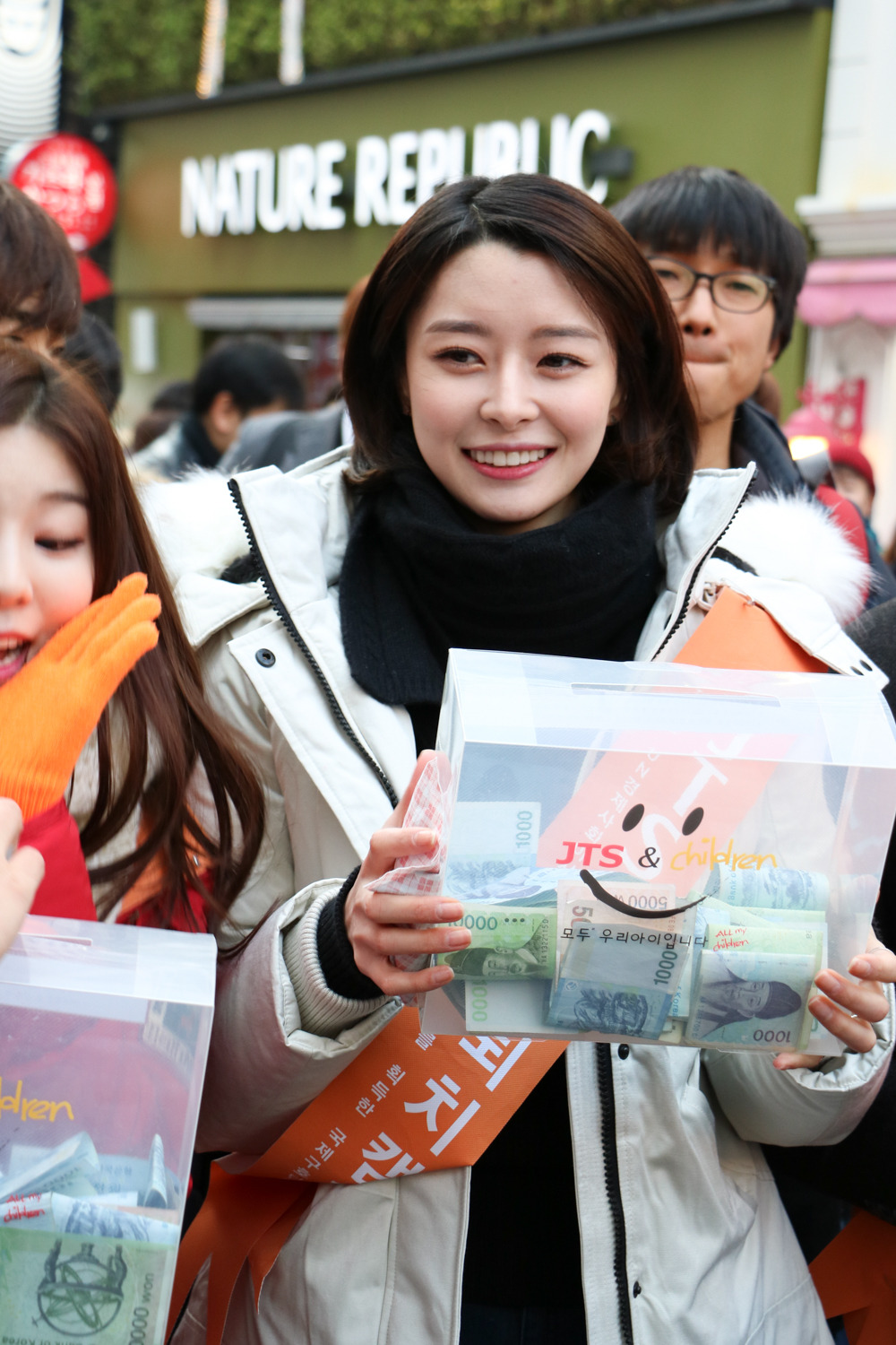 [사진]헬로비너스 나라,'여신 미모 뽐내며 모금활동'_10.jpg