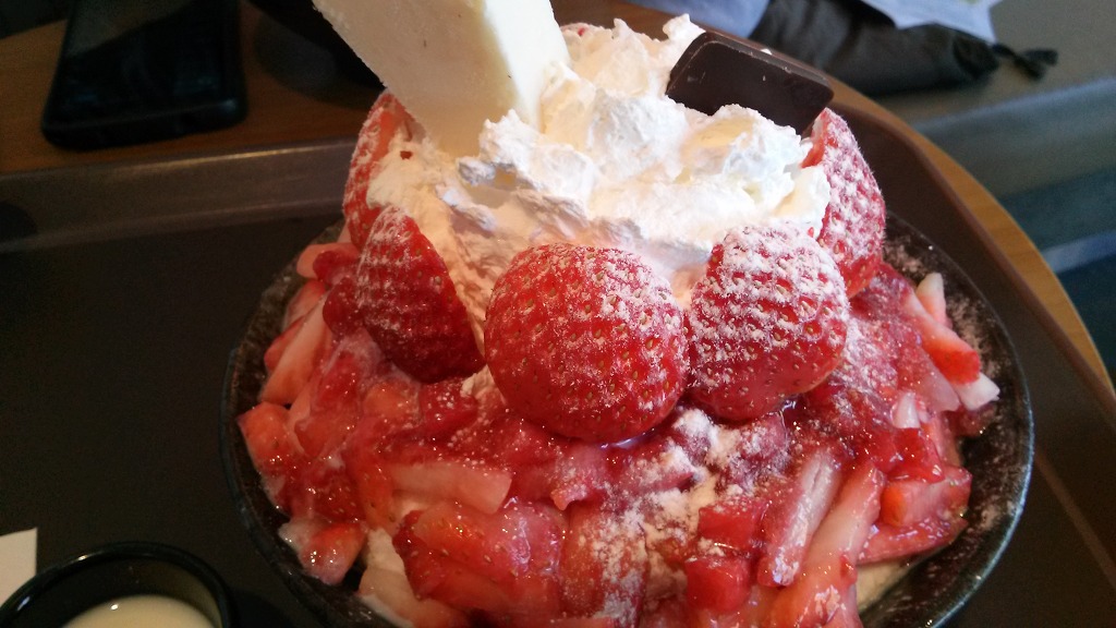 설빙 프리미엄 딸기 빙수 + 인절미 마카롱_1.jpg