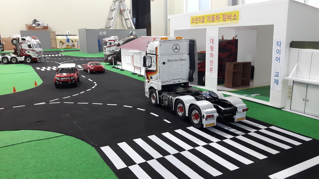 탱크 및 전차들을 운송할 차량을 제작 했습니다. 그리고 디오라_3.jpg