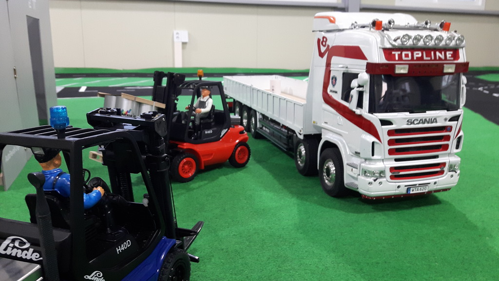 탱크 및 전차들을 운송할 차량을 제작 했습니다. 그리고 디오라_6.jpg