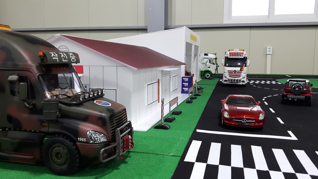 탱크 및 전차들을 운송할 차량을 제작 했습니다. 그리고 디오라_8.jpg