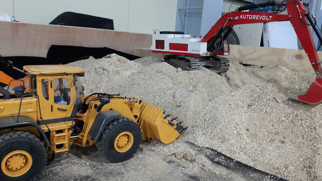 탱크 및 전차들을 운송할 차량을 제작 했습니다. 그리고 디오라_15.jpg